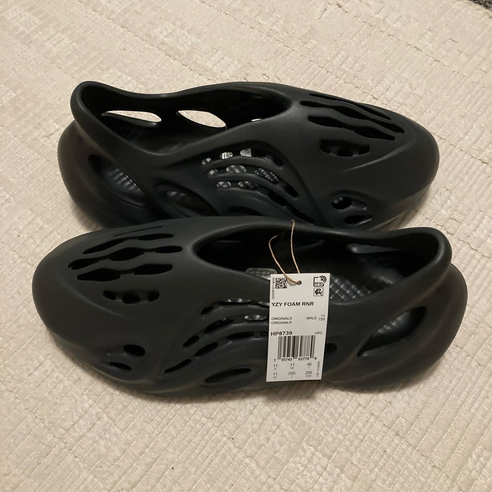 Yeezy Foam Runner Onyx Size 11 Men